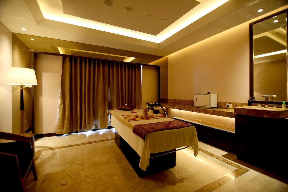 Radisson Blu Coimbatore Exterior foto A spa treatment room
