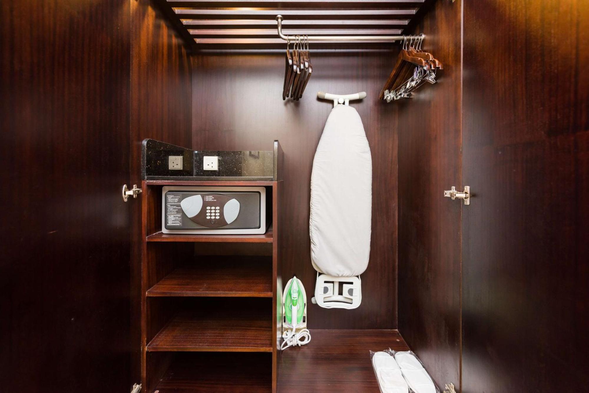 Radisson Blu Coimbatore Exterior foto A hotel room wardrobe with a safe