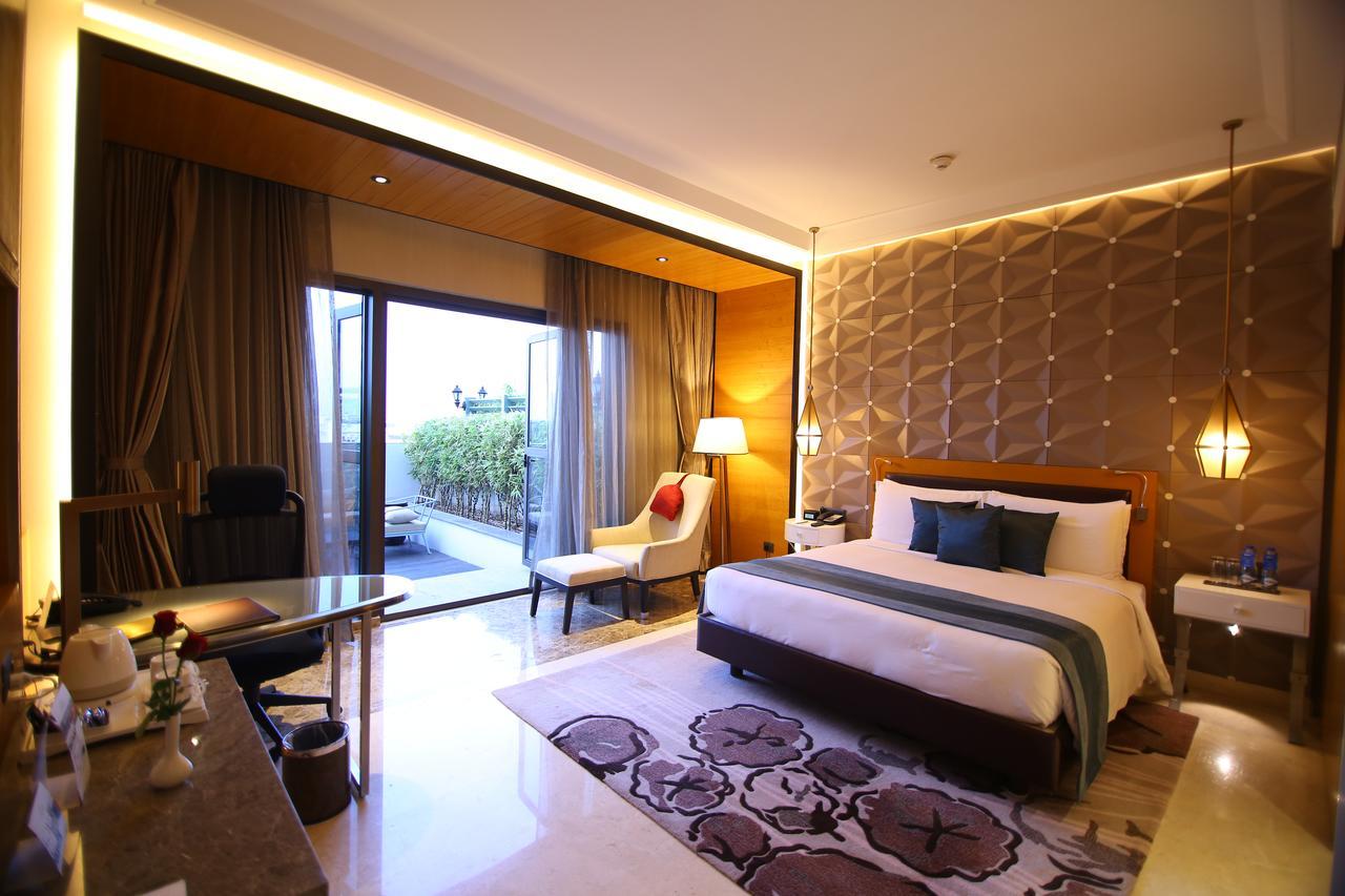 Radisson Blu Coimbatore Exterior foto A room at the hotel