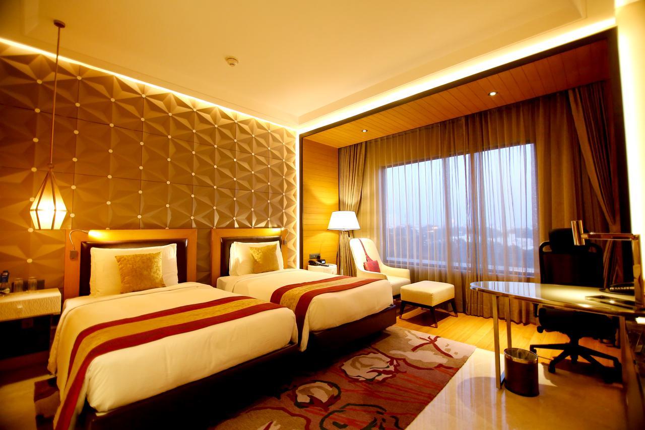 Radisson Blu Coimbatore Exterior foto A room at the hotel