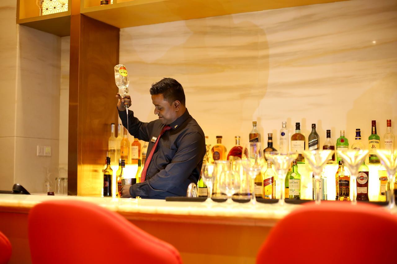 Radisson Blu Coimbatore Exterior foto A bartender at work