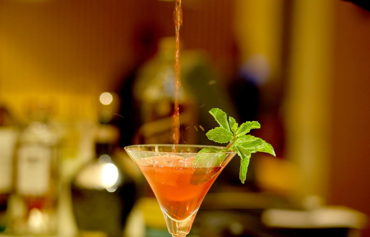 Radisson Blu Coimbatore Exterior foto A cosmopolitan being poured