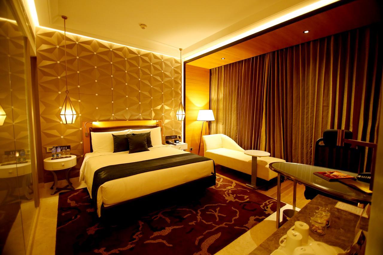 Radisson Blu Coimbatore Exterior foto A room at the hotel